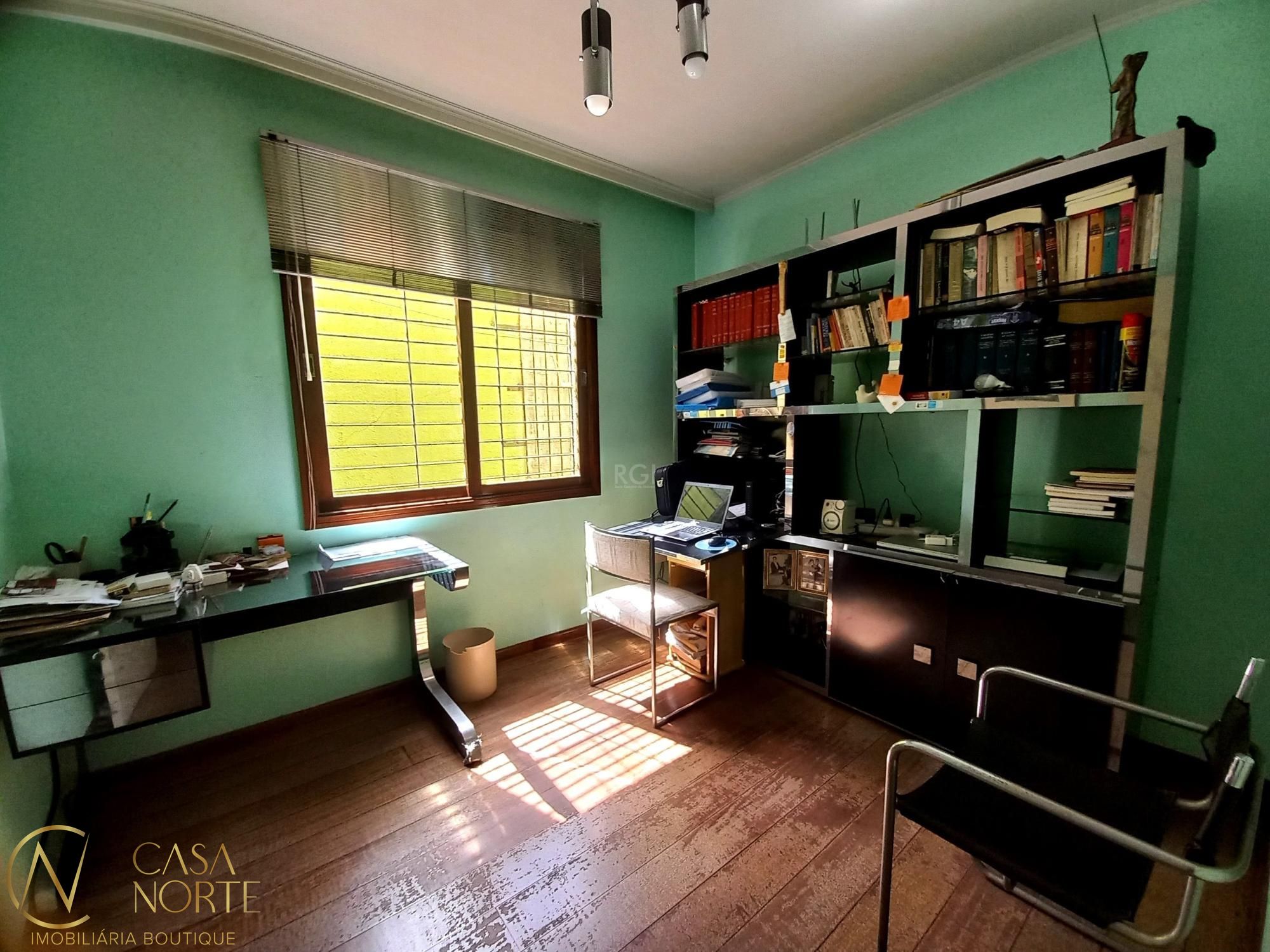 Casa à venda com 4 quartos, 300m², 1 suíte, 2 vagas, Rua Veador Porto no bairro Santana em Porto Alegre