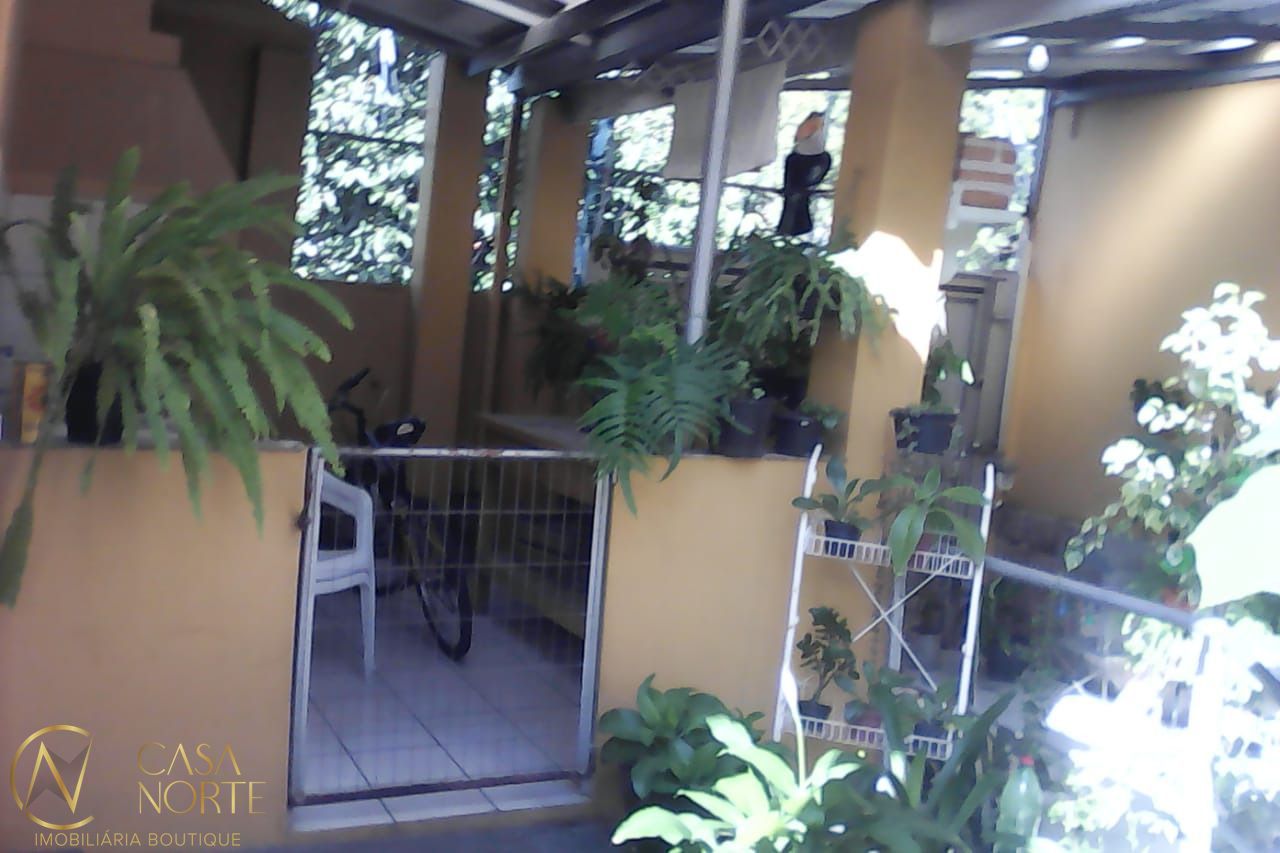 Casa à venda com 3 quartos, 300m², 2 vagas, Avenida dos Cubanos no bairro Partenon em Porto Alegre