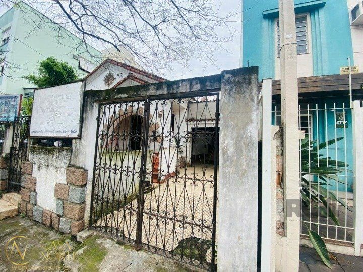 Casa à venda com 3 quartos, 300m², 5 vagas, Rua Vicente da Fontoura no bairro Santana em Porto Alegre