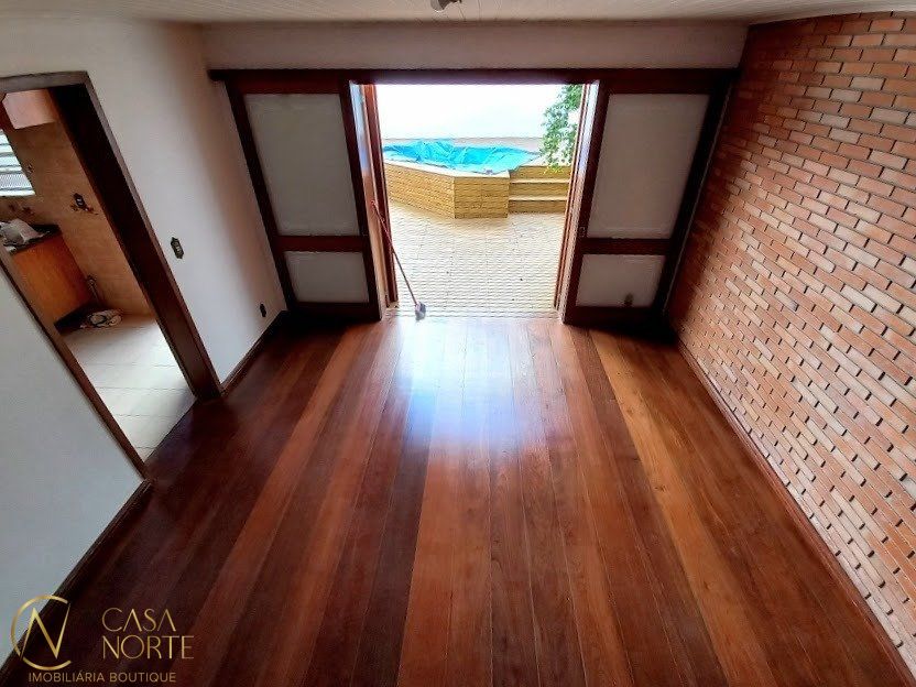 Casa à venda com 3 quartos, 224m², 1 suíte, 3 vagas, Rua Maestro Mendanha no bairro Santana em Porto Alegre