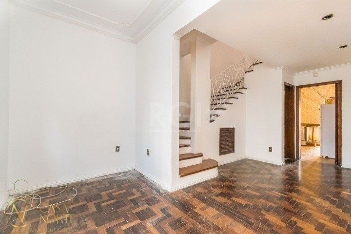 Casa à venda com 3 quartos, 240m², 1 suíte, 3 vagas, Rua Gomes Jardim no bairro Santana em Porto Alegre