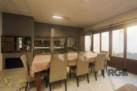 Casa à venda com 4 quartos, 260m², 1 suíte, 5 vagas, Rua José Scutari no bairro Passo da Areia em Porto Alegre