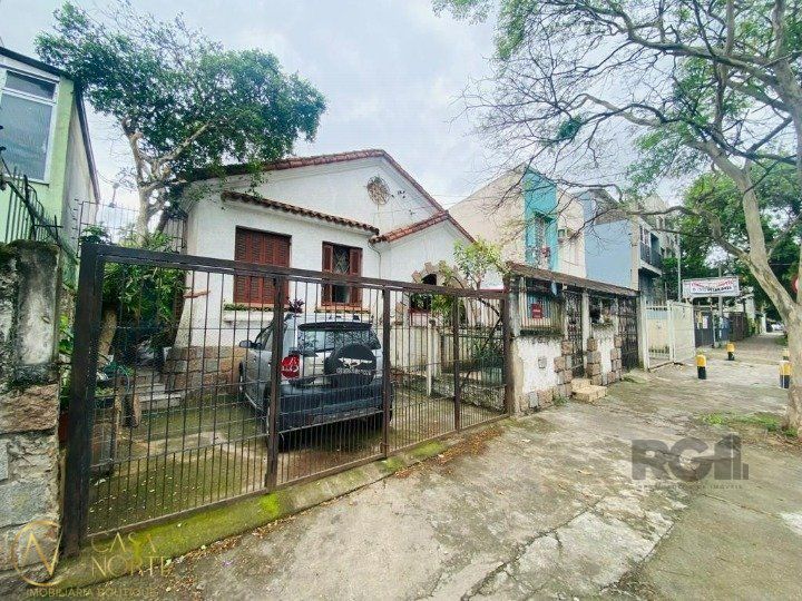 Casa à venda com 3 quartos, 300m², 5 vagas, Rua Vicente da Fontoura no bairro Santana em Porto Alegre
