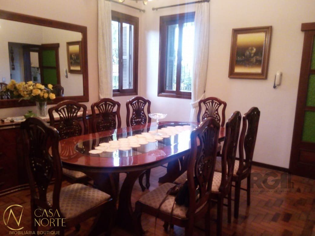Casa à venda com 4 quartos, 320m², 2 suítes, 5 vagas, Rua Guilherme Schell no bairro Santo Antônio em Porto Alegre