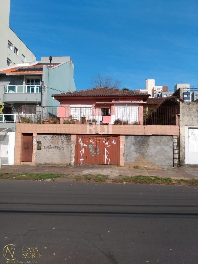 Casa à venda com 4 quartos, 280m², 1 vaga, Rua Veador Porto no bairro Santana em Porto Alegre