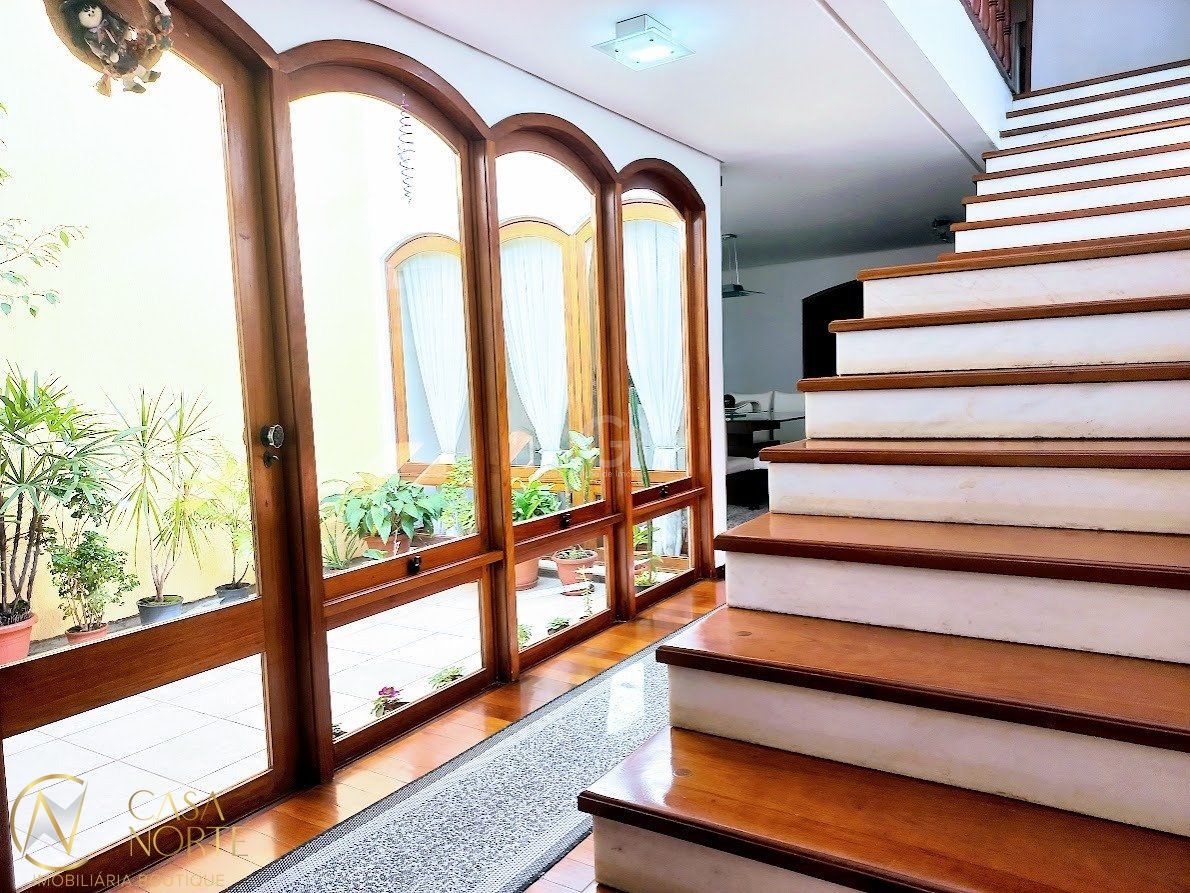 Casa à venda com 5 quartos, 315m², 1 suíte, 6 vagas, Rua Vicente da Fontoura no bairro Santana em Porto Alegre
