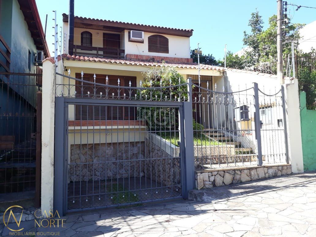 Casa à venda com 3 quartos, 184m², 1 suíte, 1 vaga, Rua Teixeira de Freitas no bairro Santo Antônio em Porto Alegre