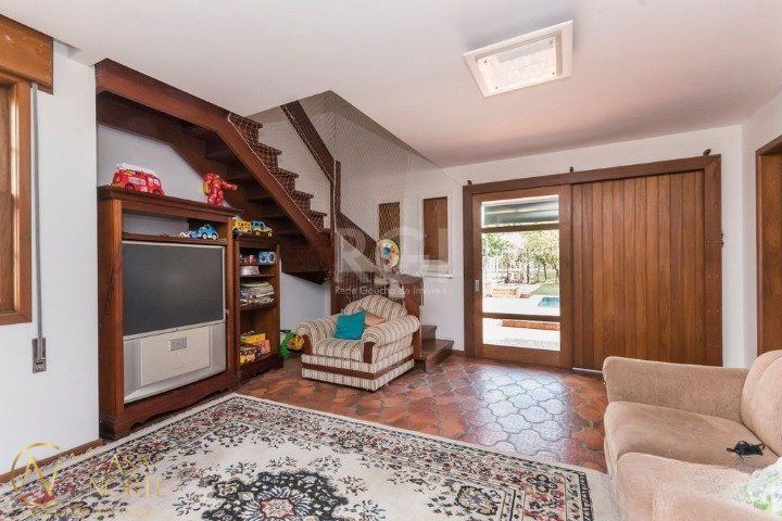 Casa à venda com 4 quartos, 247m², 1 suíte, 5 vagas, Rua São Joaquim no bairro Glória em Porto Alegre