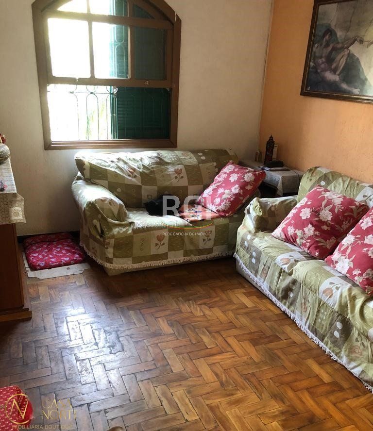 Casa à venda com 3 quartos, 143m², 2 vagas, Rua Cuiaba no bairro Medianeira em Porto Alegre