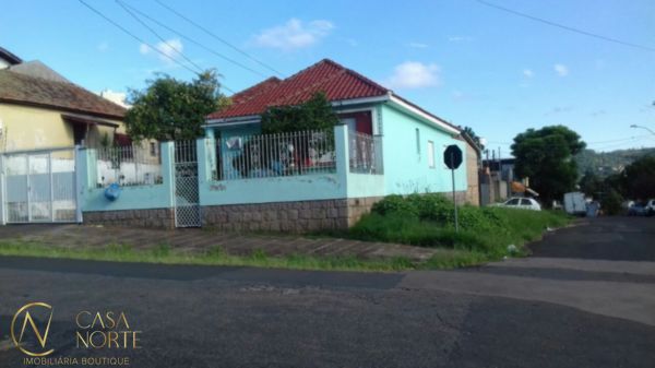 Casa à venda com 3 quartos, 115m², 3 vagas, Rua Saudavel no bairro Medianeira em Porto Alegre