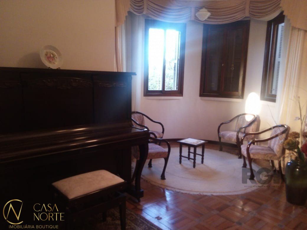 Casa à venda com 4 quartos, 320m², 2 suítes, 5 vagas, Rua Guilherme Schell no bairro Santo Antônio em Porto Alegre