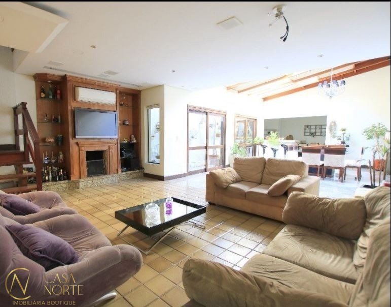 Casa à venda com 4 quartos, 395m², 4 suítes, 2 vagas, Rua Monsenhor Veras no bairro Santana em Porto Alegre
