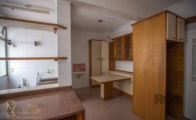 Apartamento à venda com 3 quartos, 164m², 1 suíte, 1 vaga, Rua Duque de Caxias no bairro Centro Histórico em Porto Alegre
