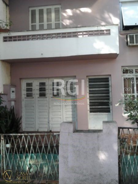 Casa à venda com 3 quartos, 250m², 4 vagas, Monsenhor Veras no bairro Santana em Porto Alegre