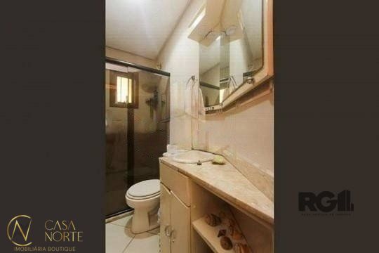 Casa à venda com 4 quartos, 260m², 1 suíte, 5 vagas, Rua José Scutari no bairro Passo da Areia em Porto Alegre