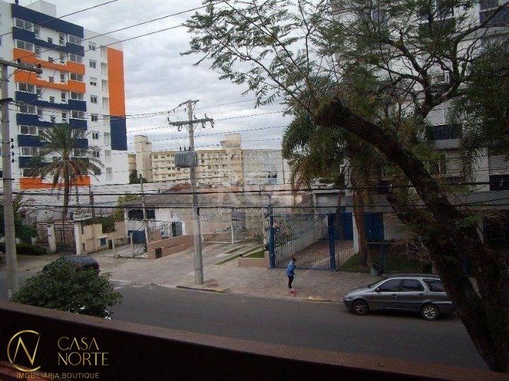 Casa à venda com 3 quartos, 93m², 1 suíte, 3 vagas, Rua Veador Porto no bairro Santana em Porto Alegre