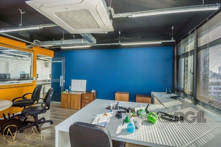 Sala Comercial à venda , 121m², Avenida Carlos Gomes no bairro Auxiliadora em Porto Alegre