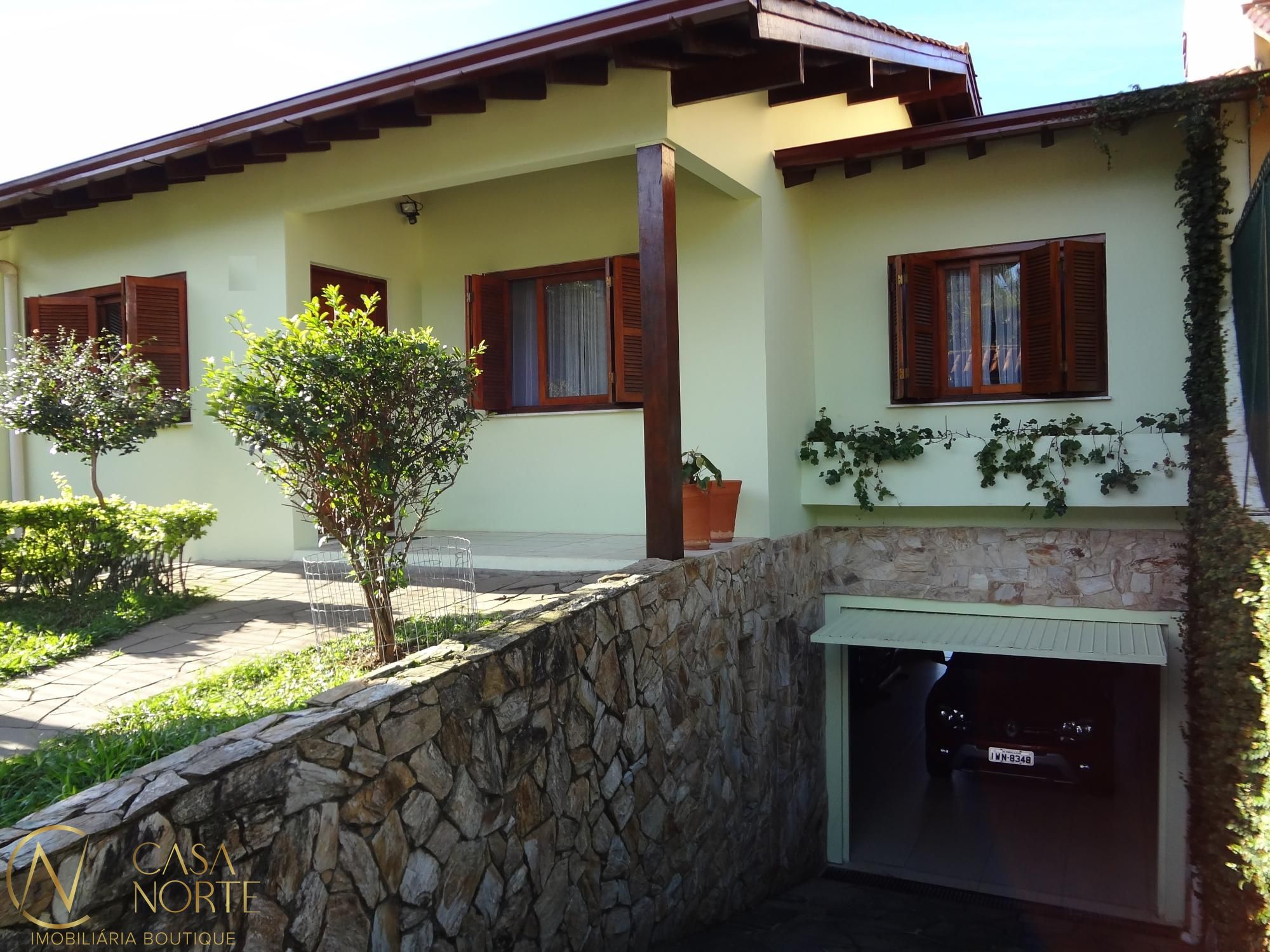 Casa à venda com 3 quartos, 230m², 1 suíte, 3 vagas, Rua Professor Leonardo Tochtrop no bairro Aberta dos Morros em Porto Alegre