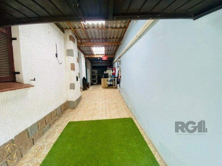 Casa à venda com 3 quartos, 300m², 5 vagas, Rua Vicente da Fontoura no bairro Santana em Porto Alegre