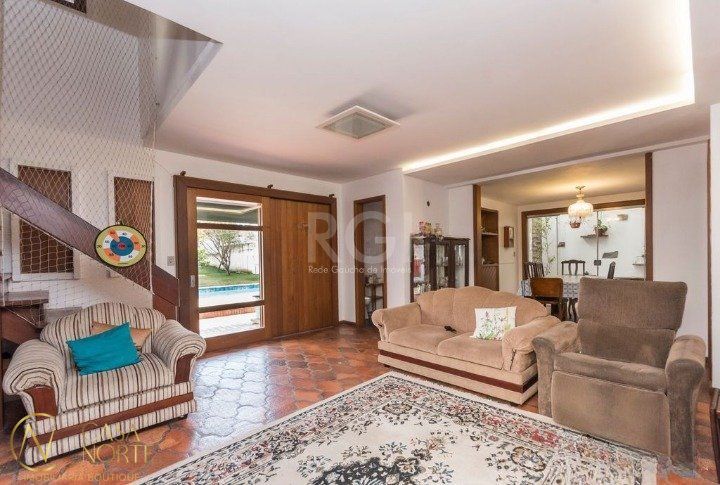 Casa à venda com 4 quartos, 247m², 1 suíte, 5 vagas, Rua São Joaquim no bairro Glória em Porto Alegre