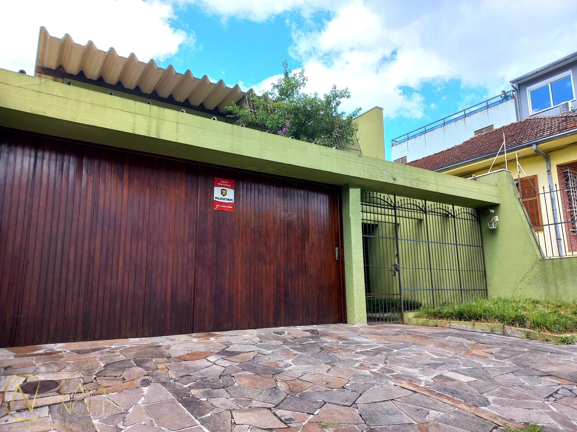 Casa à venda com 4 quartos, 300m², 1 suíte, 2 vagas, Rua Veador Porto no bairro Santana em Porto Alegre