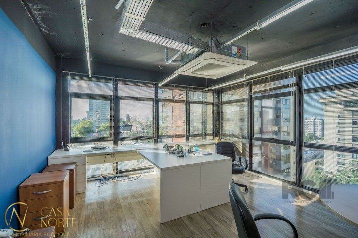 Sala Comercial à venda , 121m², Avenida Carlos Gomes no bairro Auxiliadora em Porto Alegre