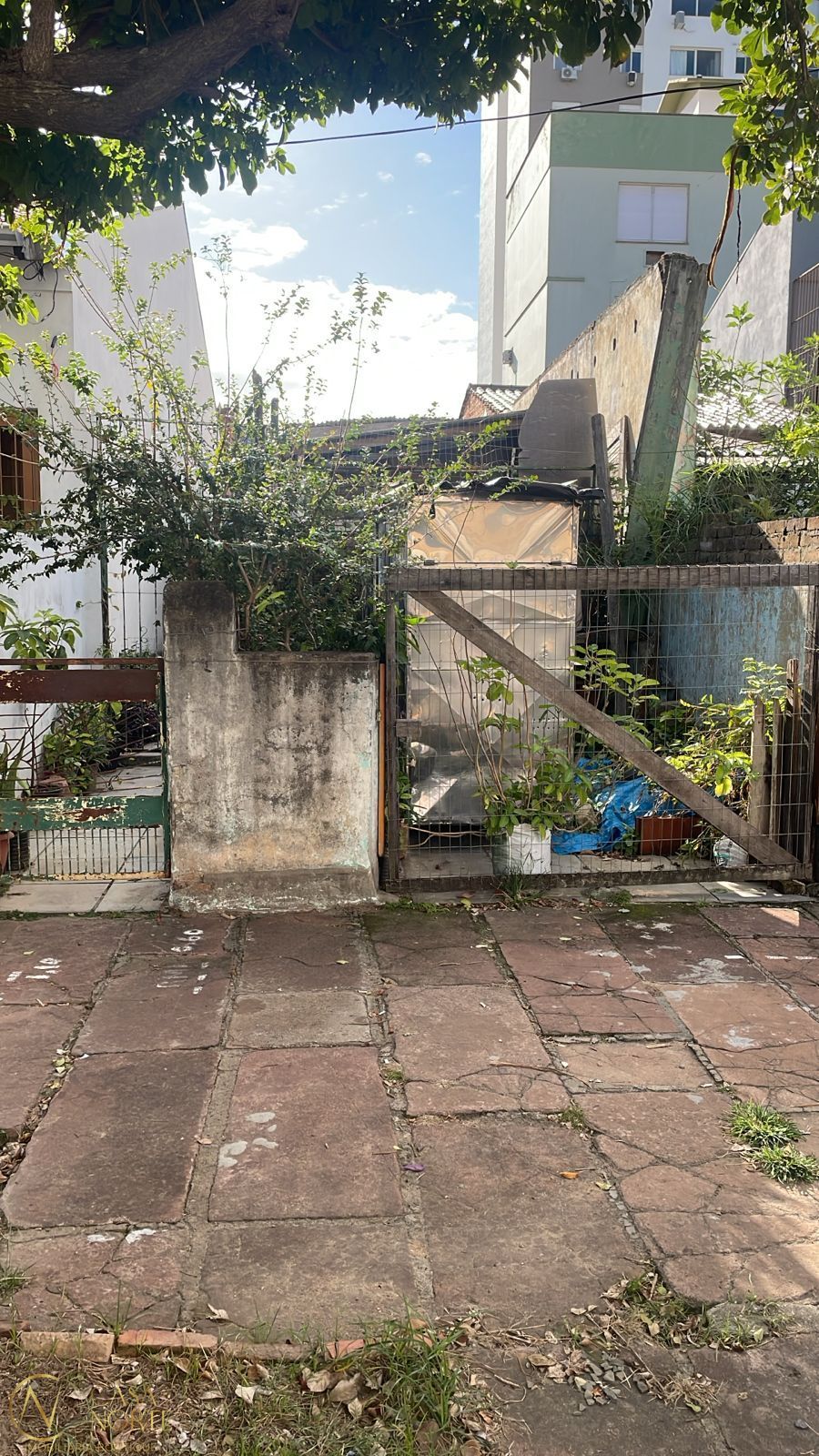 Terreno à venda  com 121m², Rua Monsenhor Veras no bairro Santana em Porto Alegre