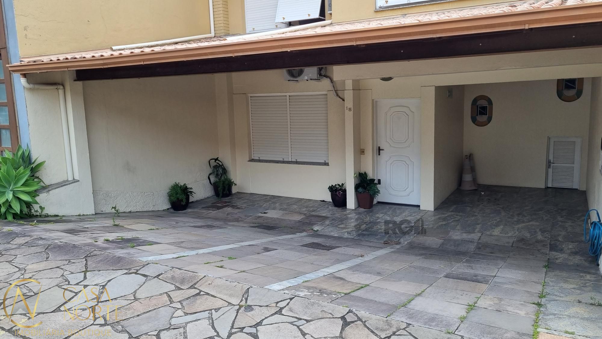 Casa de Condomínio à venda com 3 quartos, 120m², 1 suíte, 3 vagas, Rua Martim Afonso no bairro Santo Antônio em Porto Alegre