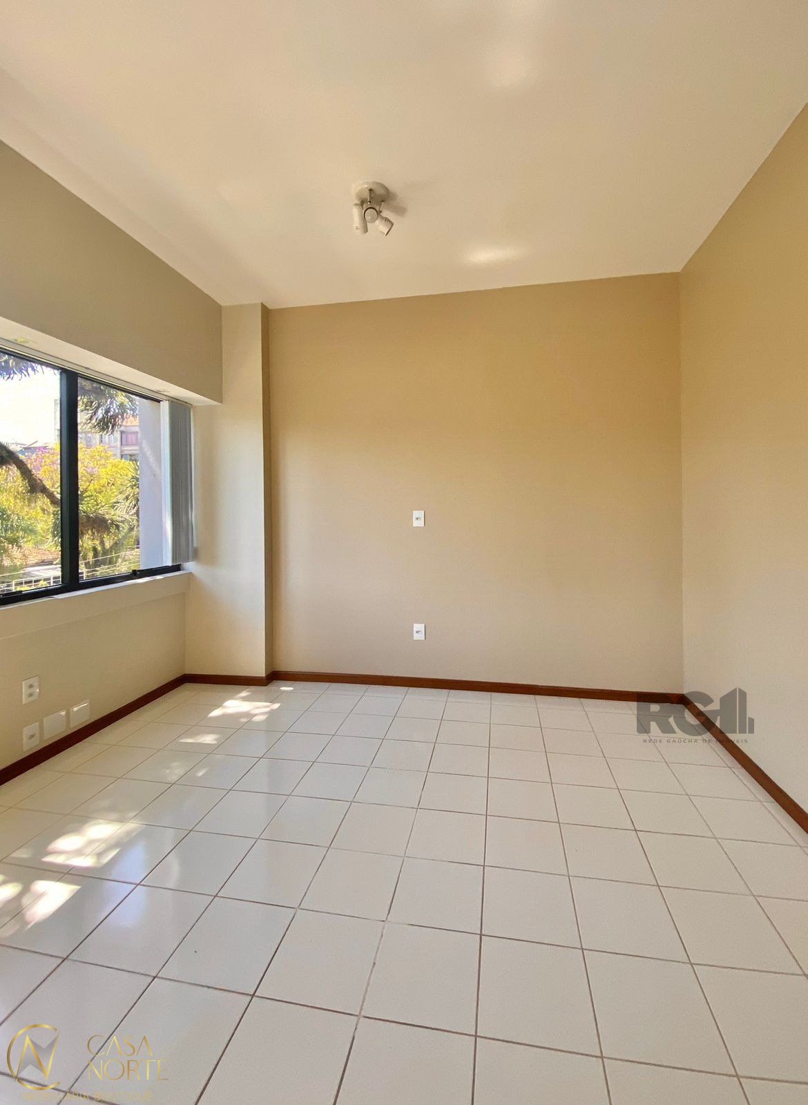 Sala Comercial à venda , 25m², Avenida Itaqui no bairro Petrópolis em Porto Alegre