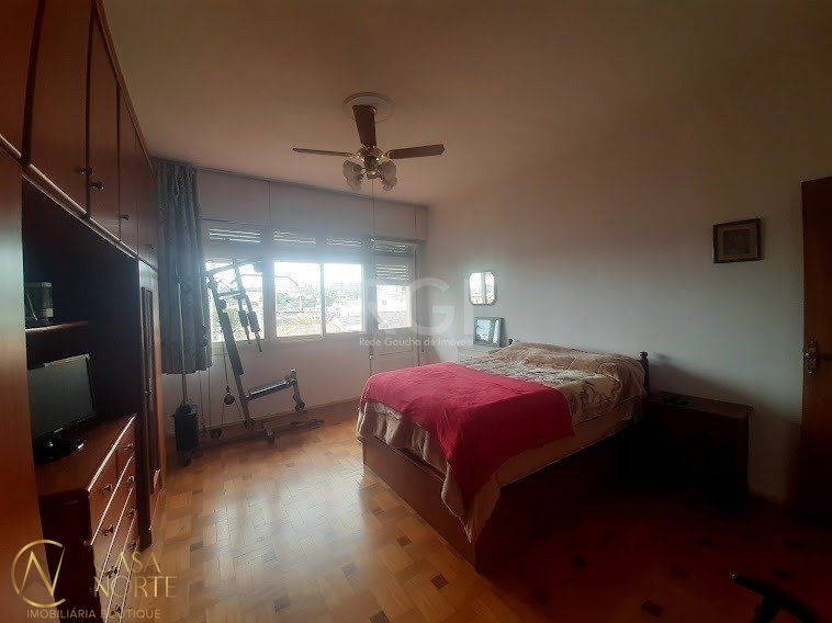 Casa à venda com 3 quartos, 243m², 5 vagas, Rua Eurico Lara no bairro Medianeira em Porto Alegre