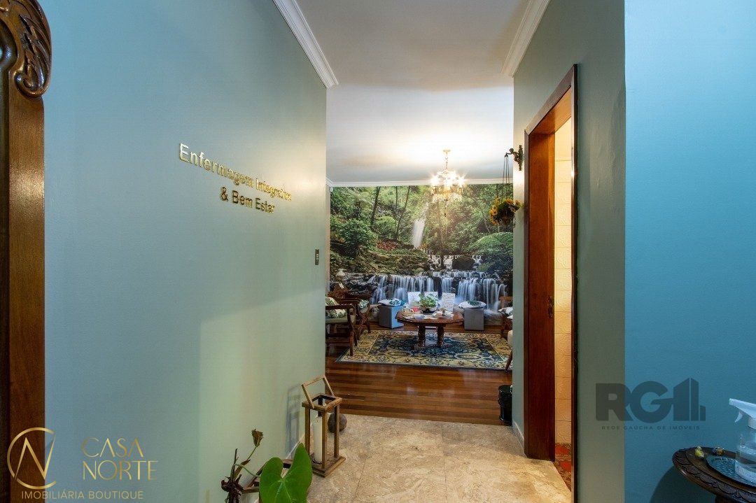 Casa à venda com 7 quartos, 448m², 3 suítes, 8 vagas, Rua Gomes Jardim no bairro Santana em Porto Alegre