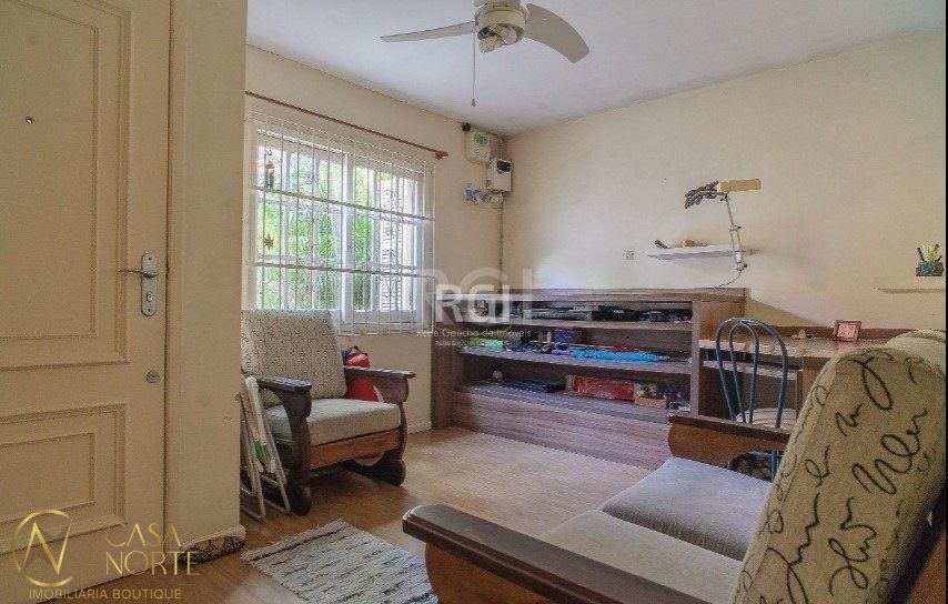 Casa à venda com 2 quartos, 147m², 2 vagas, Rua Guilherme Alves no bairro Partenon em Porto Alegre