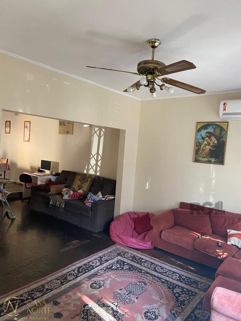 Casa à venda com 5 quartos, 330m², 1 suíte, 3 vagas, Rua Monsenhor Veras no bairro Santana em Porto Alegre