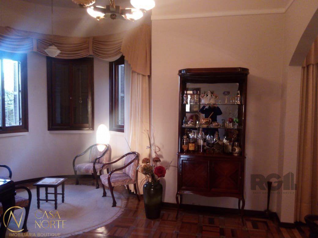 Casa à venda com 4 quartos, 320m², 2 suítes, 5 vagas, Rua Guilherme Schell no bairro Santo Antônio em Porto Alegre