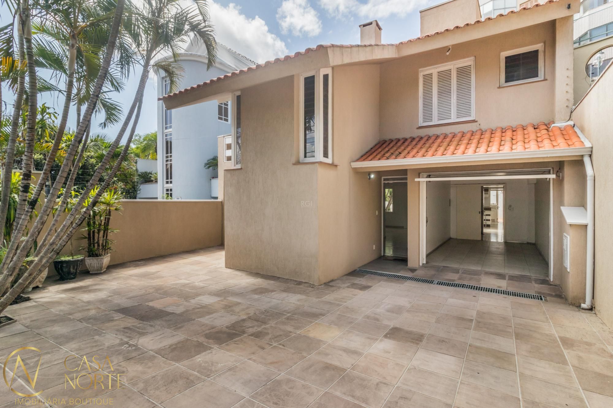 Casa à venda com 4 quartos, 250m², 1 suíte, 3 vagas, Rua Miguel Couto no bairro Menino Deus em Porto Alegre