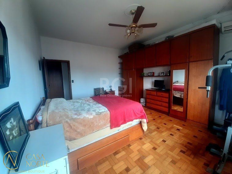 Casa à venda com 3 quartos, 243m², 5 vagas, Rua Eurico Lara no bairro Medianeira em Porto Alegre