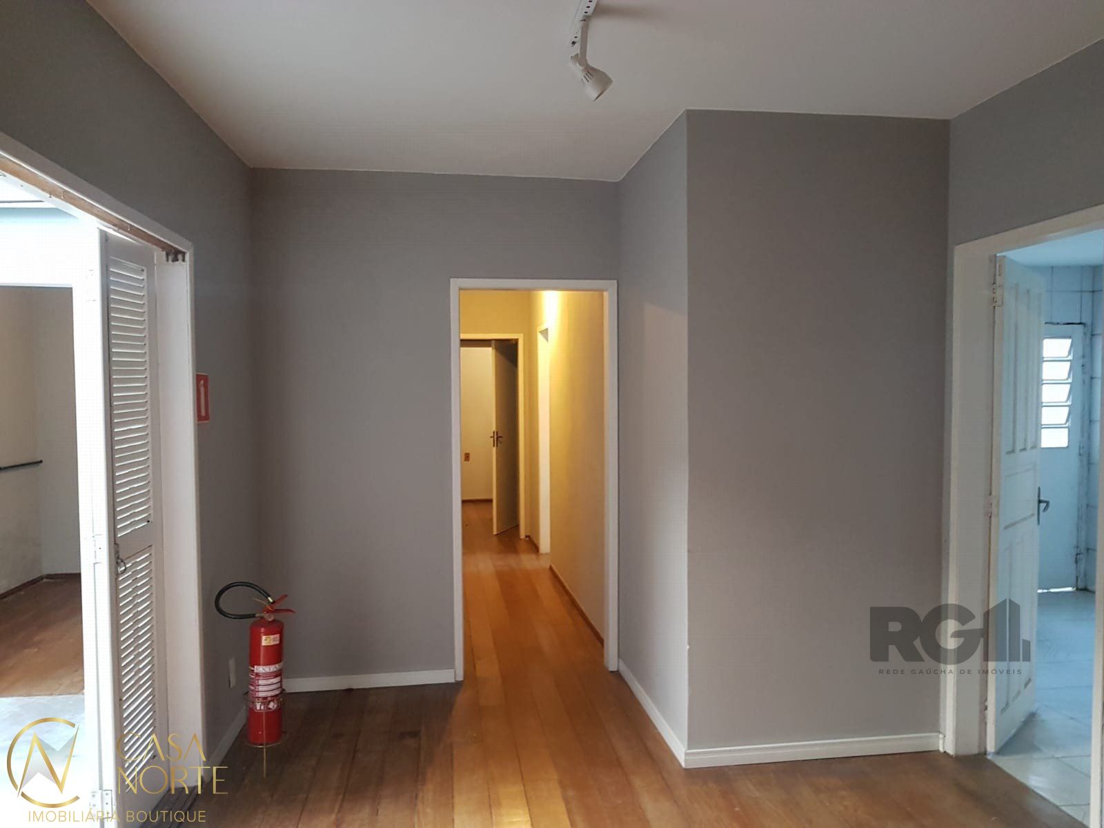 Casa Comercial à venda , 254m², 2 vagas, Rua Oscar Schneider no bairro Medianeira em Porto Alegre