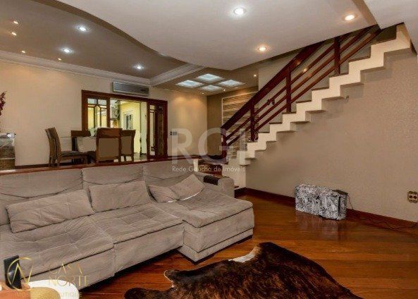 Casa à venda com 5 quartos, 250m², 1 suíte, 4 vagas, Rua Doutor João Dahne no bairro Sarandi em Porto Alegre
