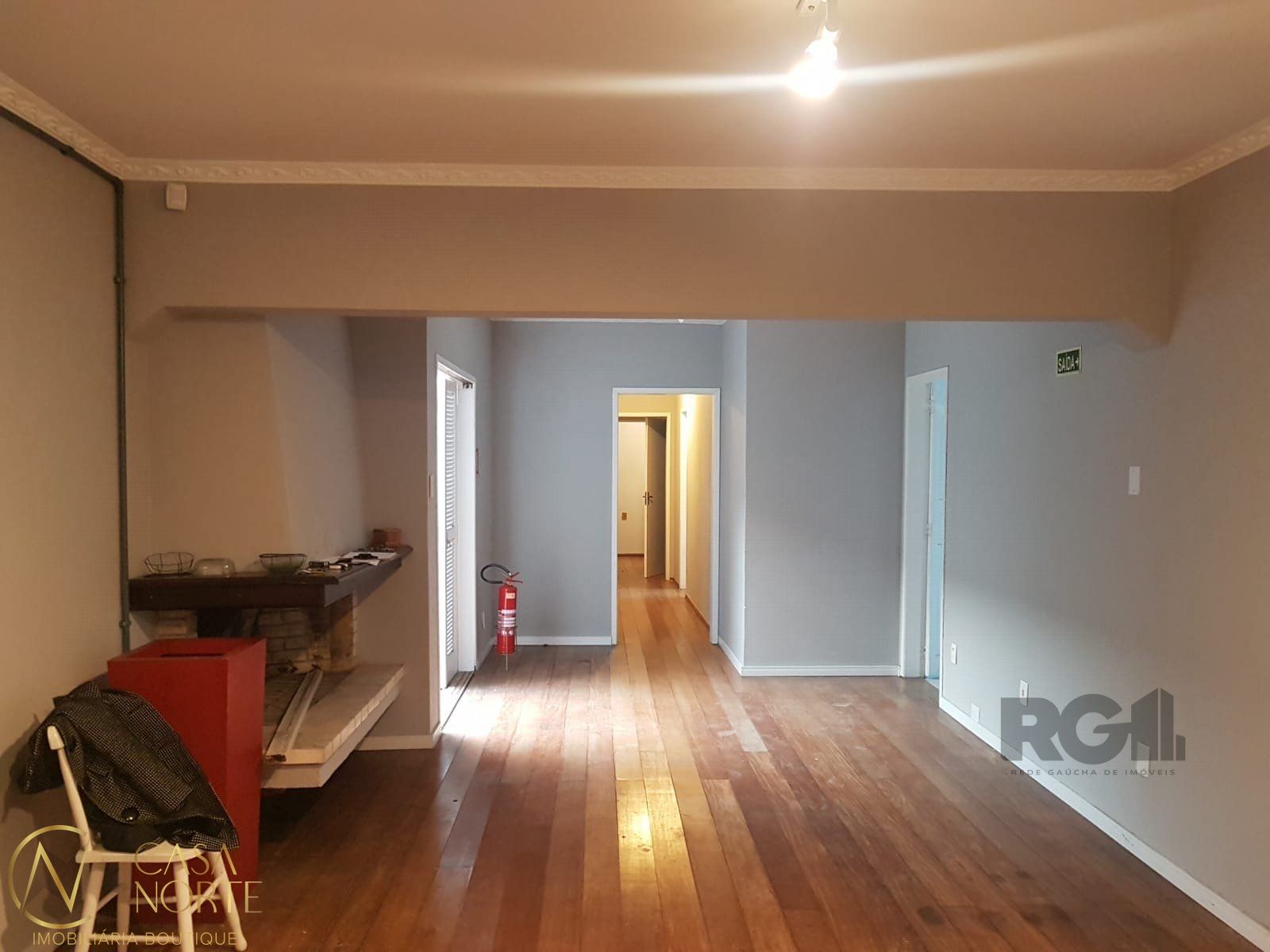 Casa Comercial à venda , 254m², 2 vagas, Rua Oscar Schneider no bairro Medianeira em Porto Alegre