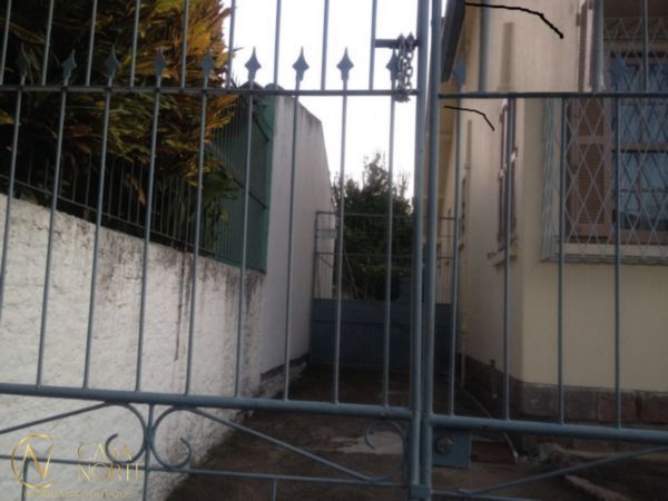 Casa à venda com 3 quartos, 80m², 6 vagas, Rua Ponche Verde no bairro Medianeira em Porto Alegre
