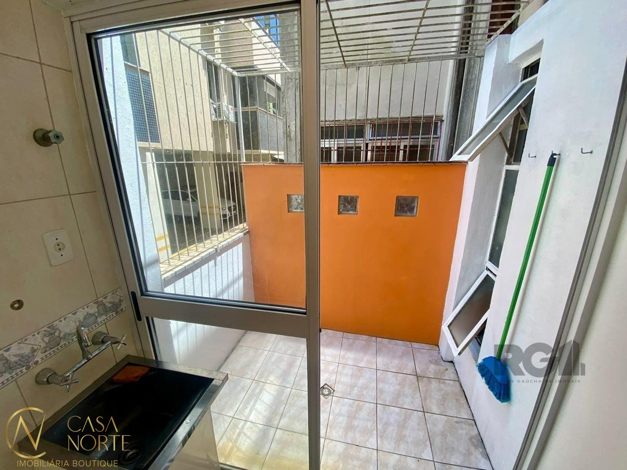Apartamento à venda com 2 quartos, 50m², 1 vaga, Rua Luiz de Camões no bairro Santo Antônio em Porto Alegre