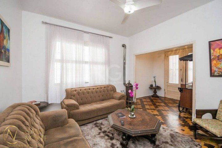 Casa à venda com 3 quartos, 290m², 4 vagas, Rua Doutor Voltaire Pires no bairro Santo Antônio em Porto Alegre