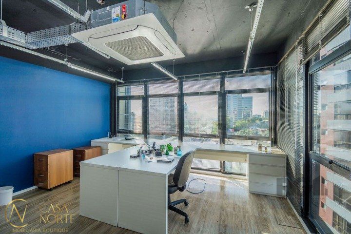 Sala Comercial à venda , 121m², Avenida Carlos Gomes no bairro Auxiliadora em Porto Alegre