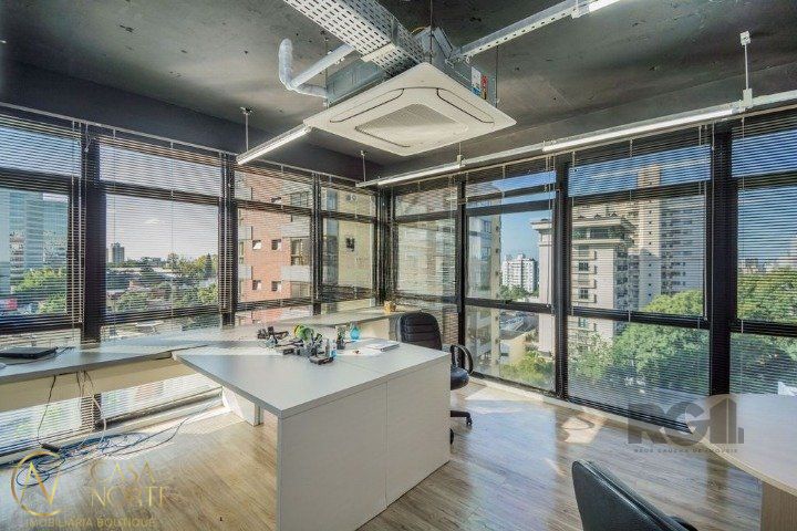 Sala Comercial à venda , 121m², Avenida Carlos Gomes no bairro Auxiliadora em Porto Alegre