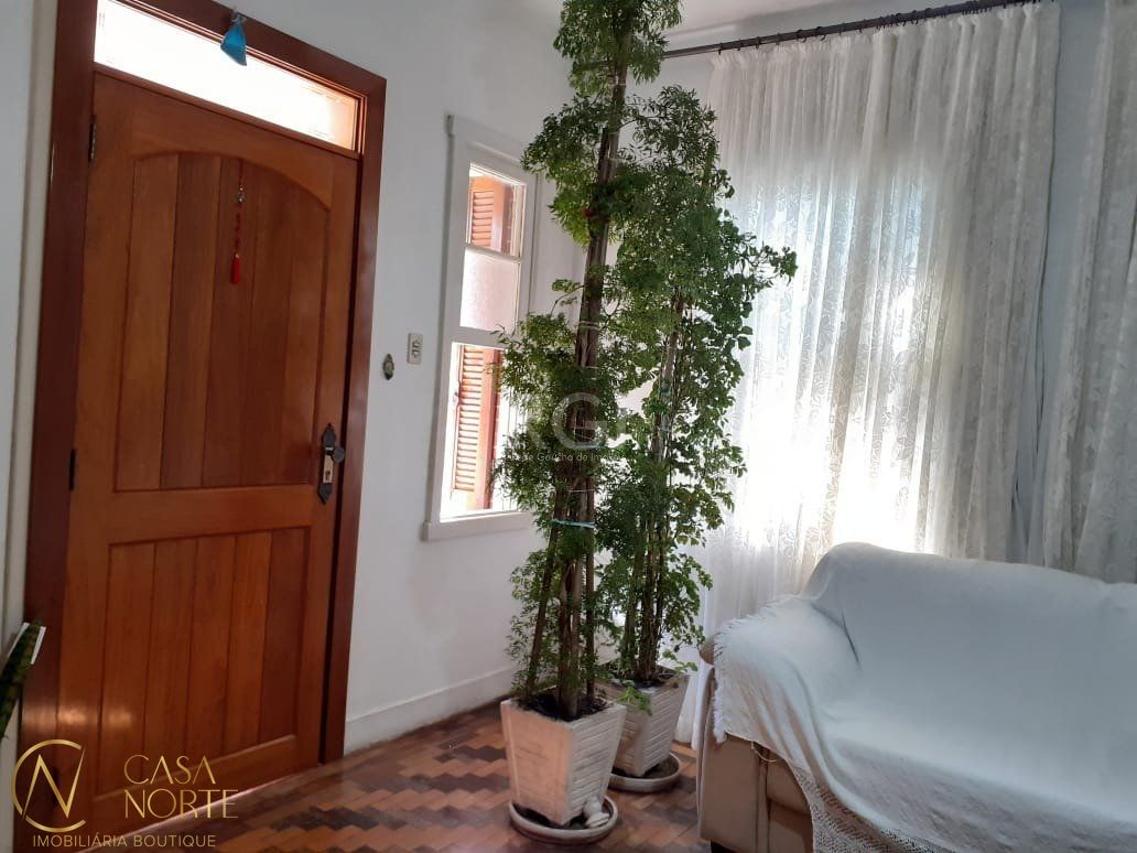 Casa à venda com 3 quartos, 360m², 1 suíte, 4 vagas, Rua Veador Porto no bairro Santana em Porto Alegre