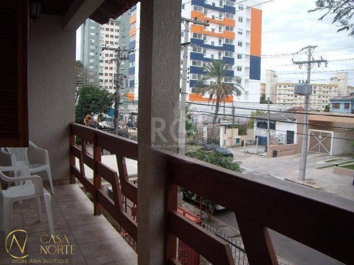Casa à venda com 3 quartos, 93m², 1 suíte, 3 vagas, Rua Veador Porto no bairro Santana em Porto Alegre
