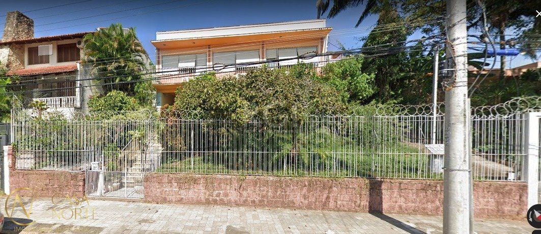 Casa à venda com 3 quartos, 243m², 5 vagas, Rua Eurico Lara no bairro Medianeira em Porto Alegre