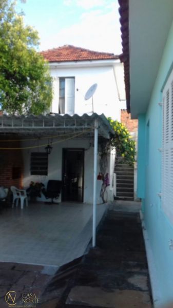 Casa à venda com 3 quartos, 115m², 3 vagas, Rua Saudavel no bairro Medianeira em Porto Alegre
