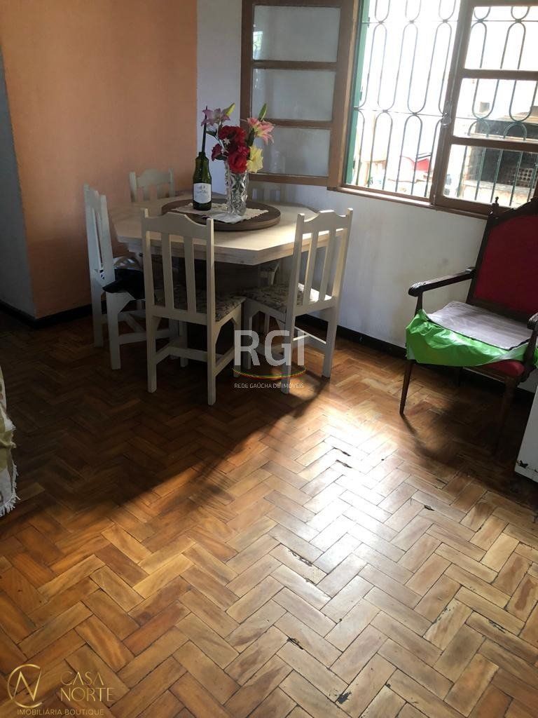 Casa à venda com 3 quartos, 143m², 2 vagas, Rua Cuiaba no bairro Medianeira em Porto Alegre