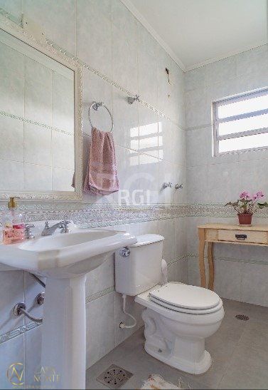 Casa à venda com 2 quartos, 147m², 2 vagas, Rua Guilherme Alves no bairro Partenon em Porto Alegre